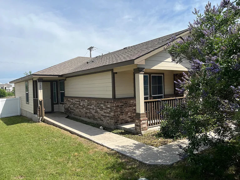 18517 Bandelier Dr — Photo 2