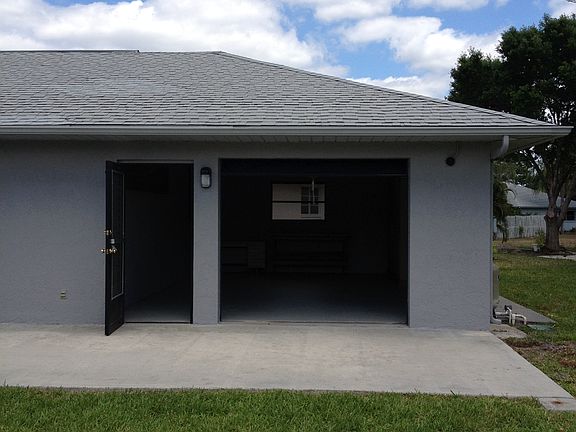 429 sf. workshop in rear 