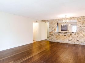 900 NE 12th Ave