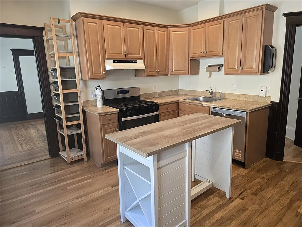 3 bed, 1.0 bath, 1150 sqft, $3,100 — Photo 4