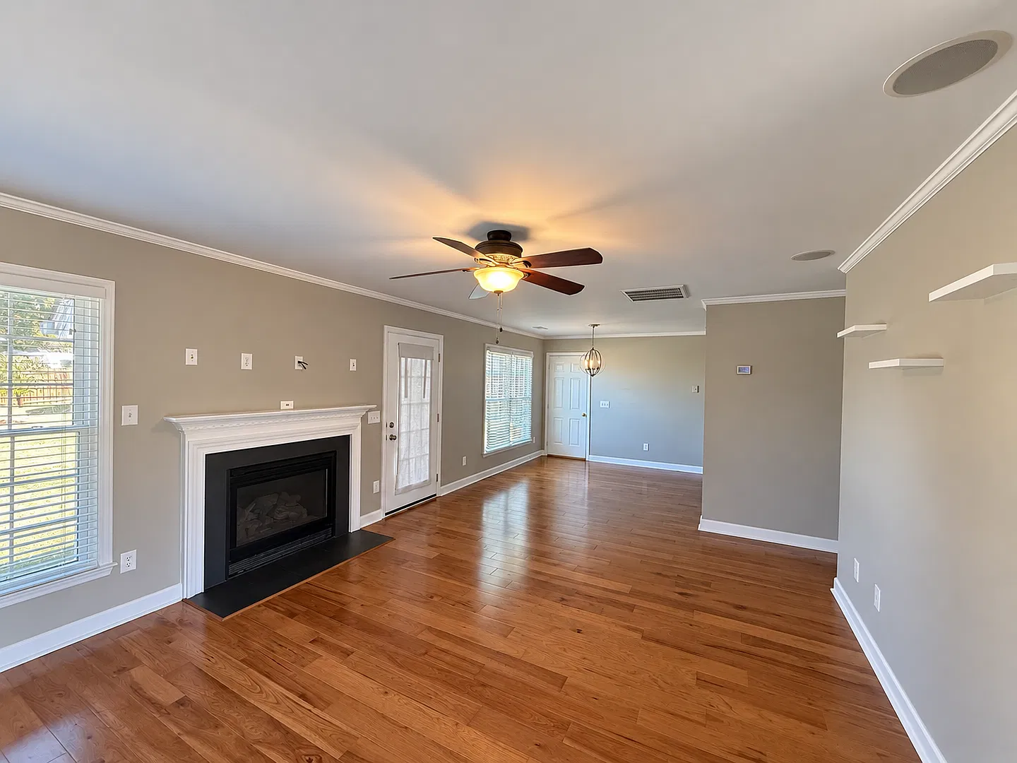 Beautiful 3 Bedroom Cul-de-Sac Home with Fenced Backyard and Garage! — Photo 3