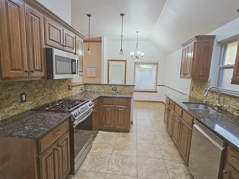 12217 Fox Hill Way — Photo 6