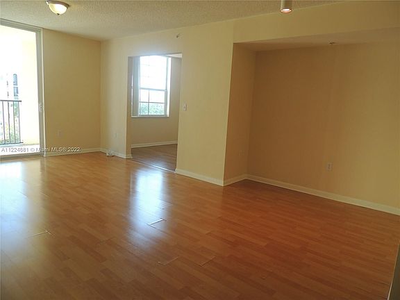 4th image of 520 Southeast Ave #1613