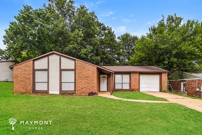 232 Pinewood Dr — Photo 1
