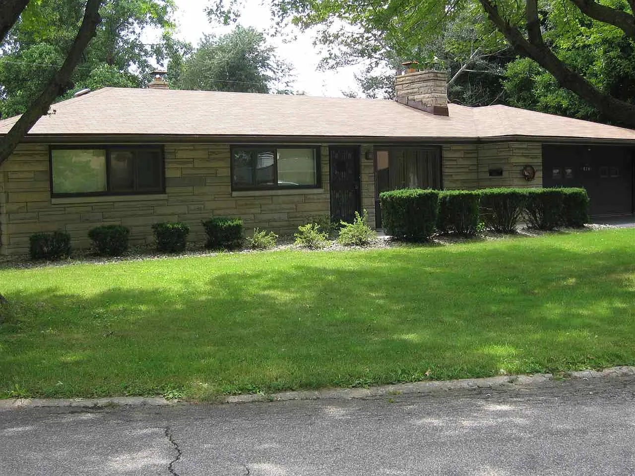 805 Maplewood Dr photo 1