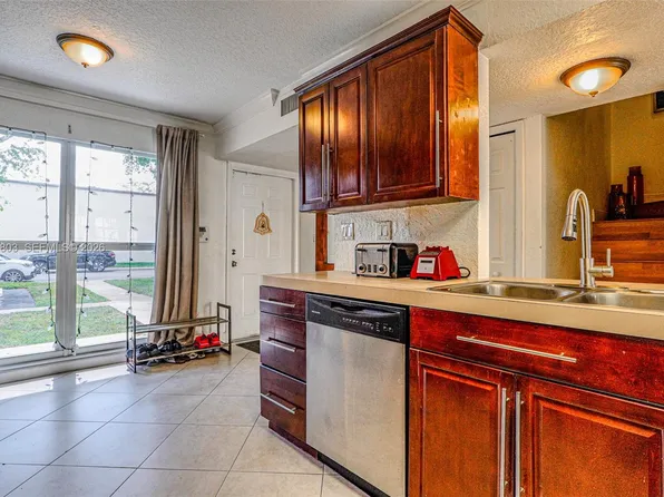 3331 Farragut St #8A, Hollywood, FL 33021