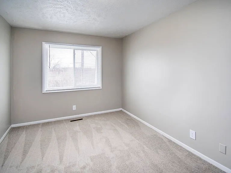 504-604 Cordes Dr — Photo 4