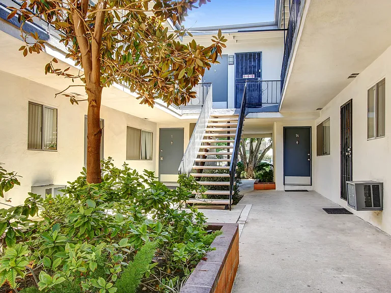 6219 Reseda Blvd — Photo 14