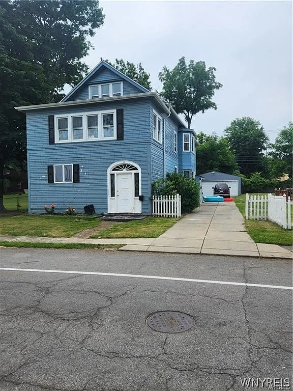 3 bed, 1.5 bath, 3194 sqft, $1,600 — Photo 1