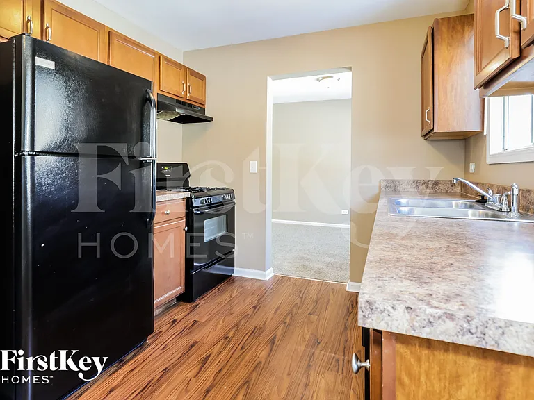1143 Greensfield Dr — Photo 5