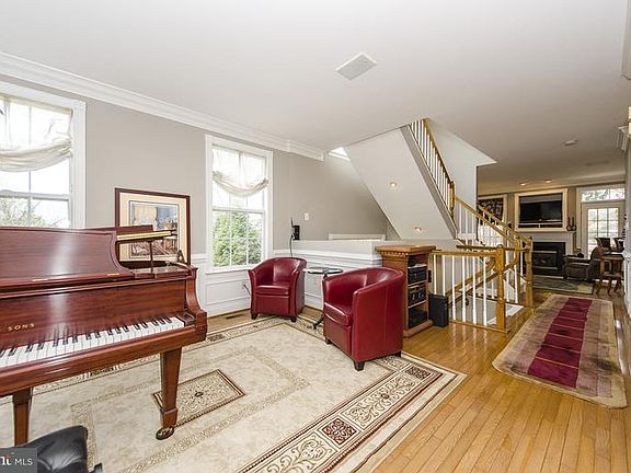 5th image of 109 Lounsbury Pl
