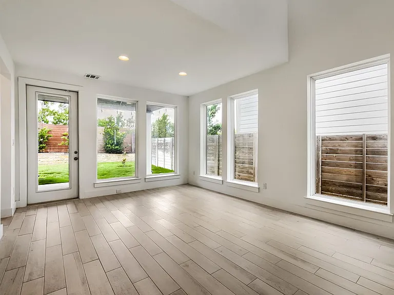 1505 Seeger Dr — Photo 11