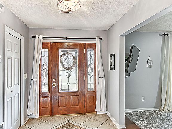 5th image of 584 Exeter Ct