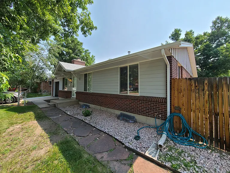 1374 S Niagara St — Photo 2