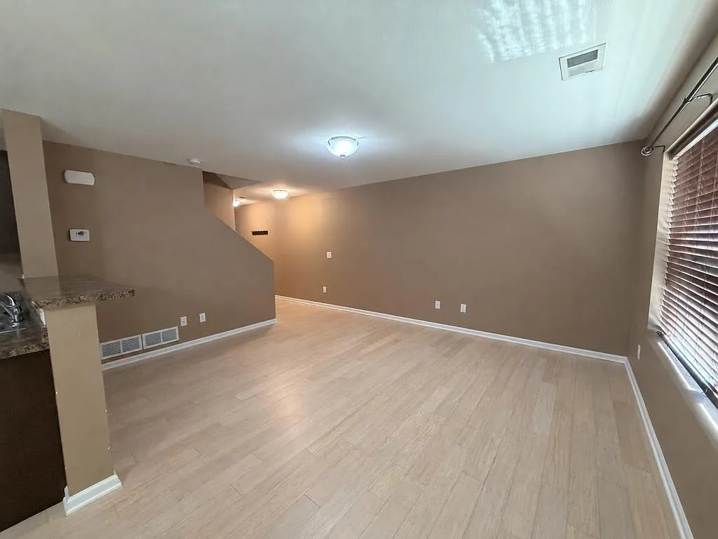 711 Weyburn Dr — Photo 3