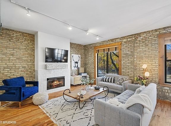3rd image of 3553 N Paulina St #1