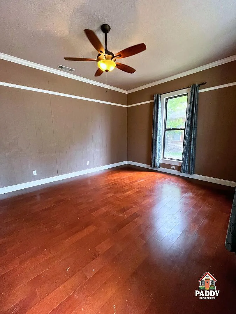 405 E First — Photo 2