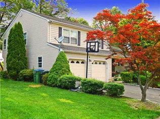 5 Quaker St, Edison, NJ 08820