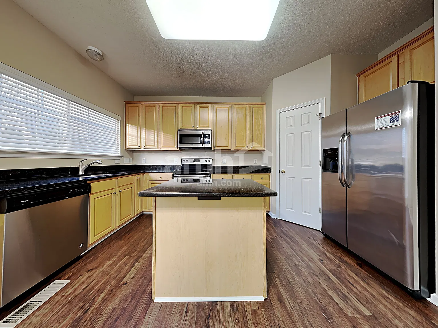 4 bed, 2.5 bath, 1944 sqft, $2,330 — Photo 3