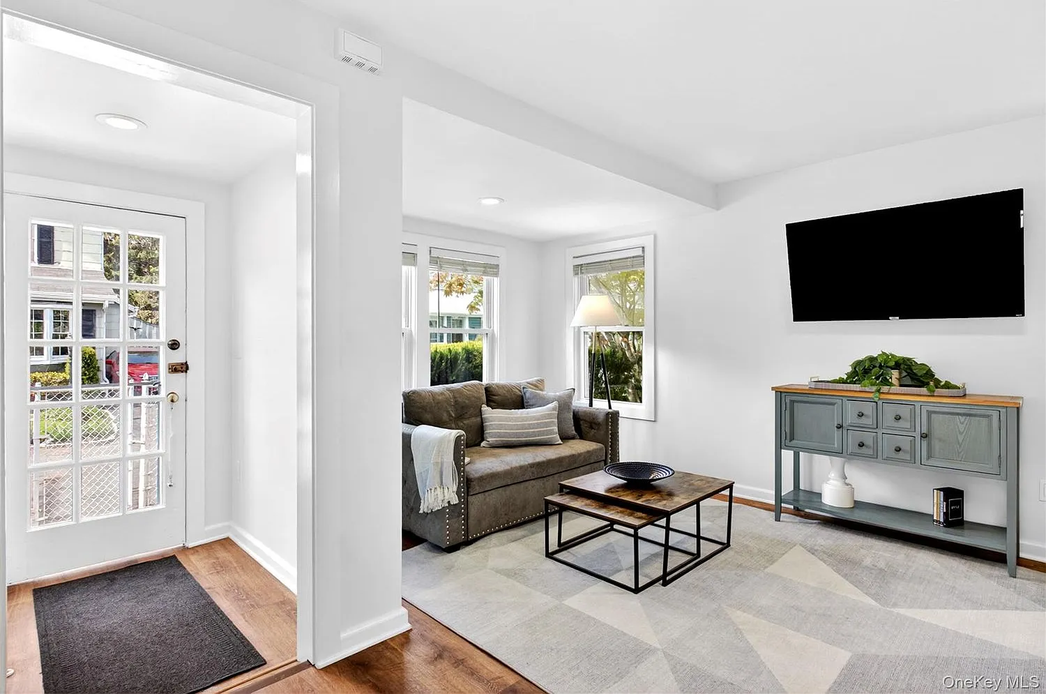 2 bed, 952 sqft, $6,750 — Photo 2