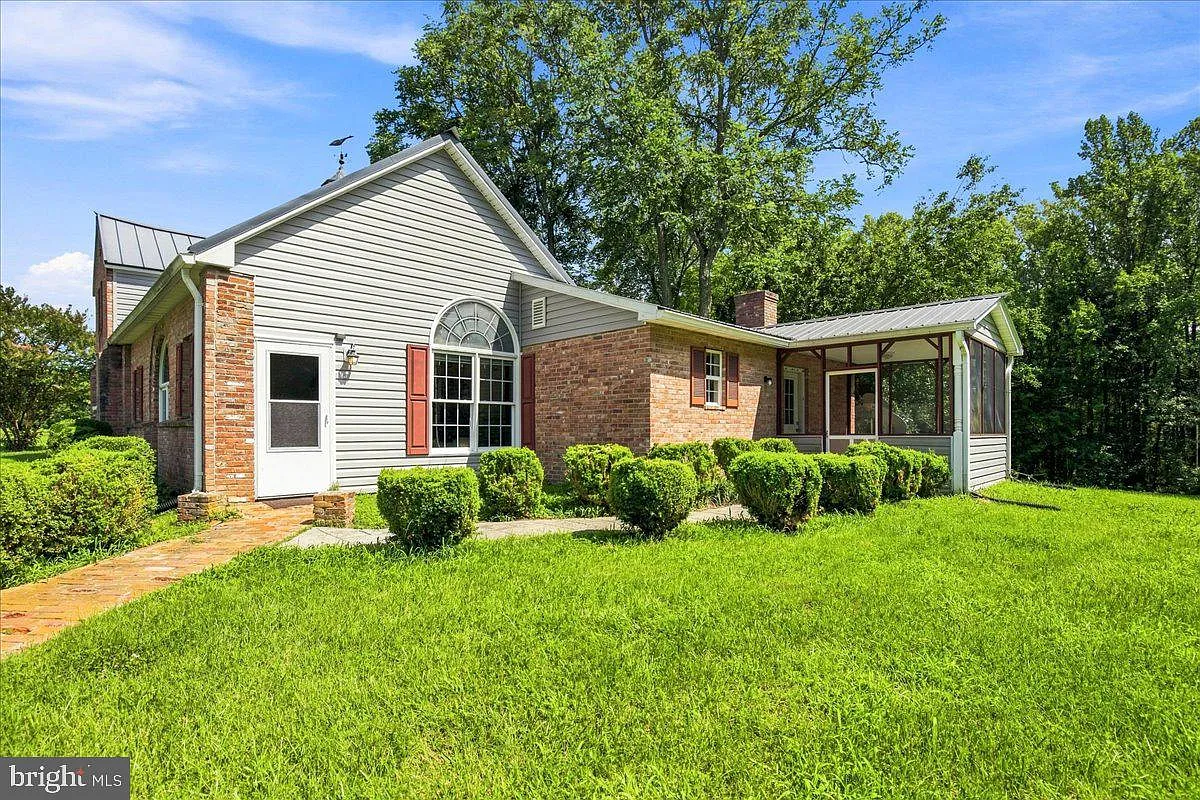 3 bed, 2383 sqft, $2,650 — Photo 3