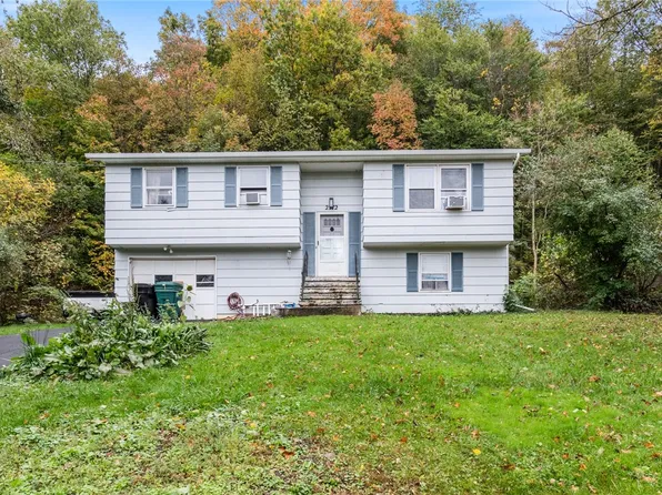 2372 Cornwall Dr, Macedon, NY 14502