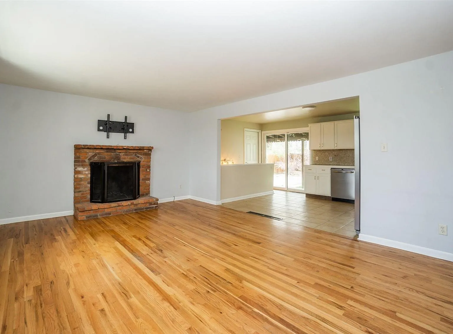 4 bed, 1750 sqft, $3,000 — Photo 4