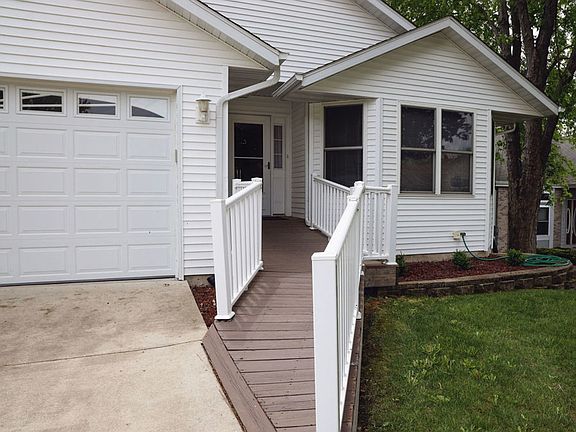 2nd image of 928 Candlewick Dr NE