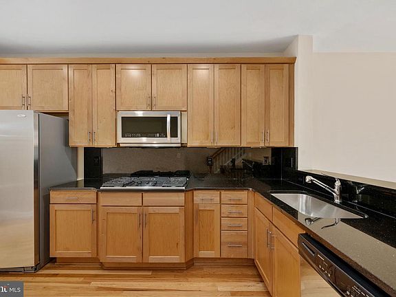 3rd image of 3327 Kemper Rd