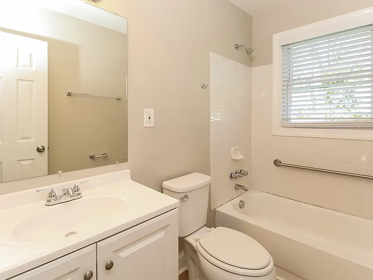 446118_027_bathroom_13588985.jpg