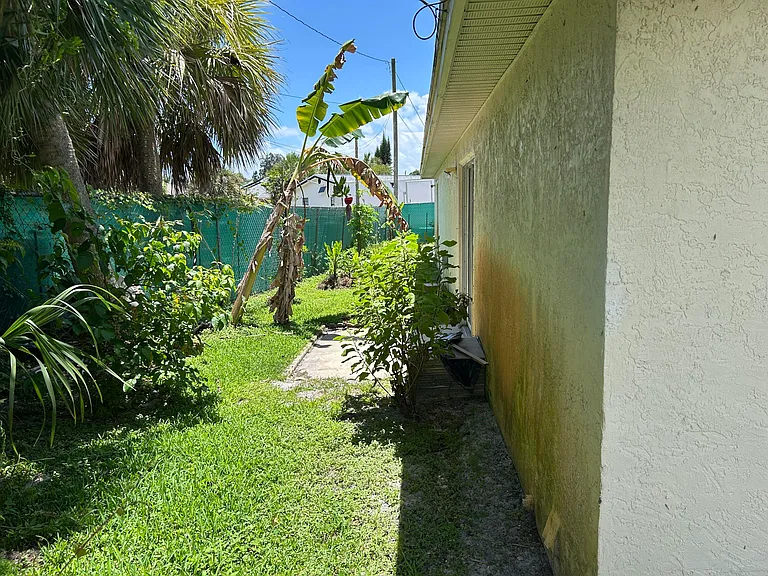806 NW 1st St — Photo 5
