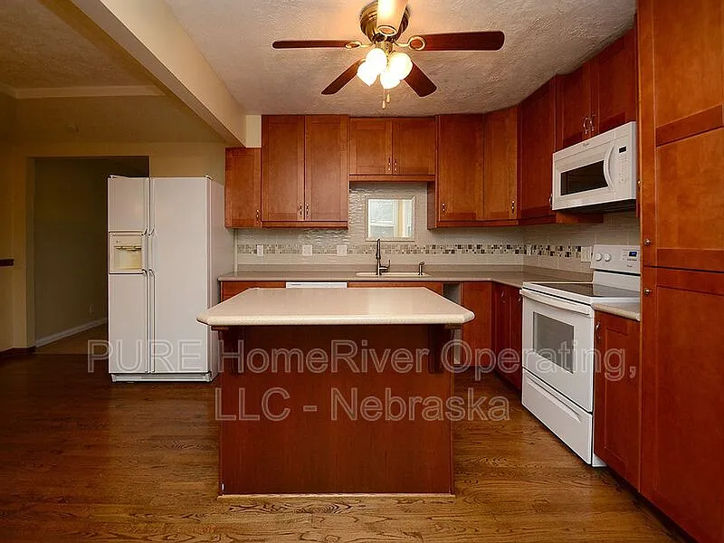 3 bed, 3.0 bath, 2011 sqft, $2,250 — Photo 4