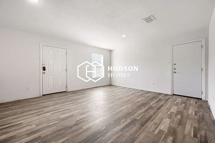 3 bed, 1.0 bath, 838 sqft, $1,025 — Photo 3
