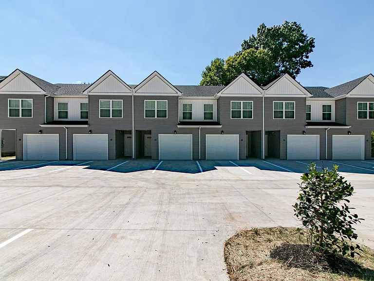 1960 Batts Ln — Photo 29