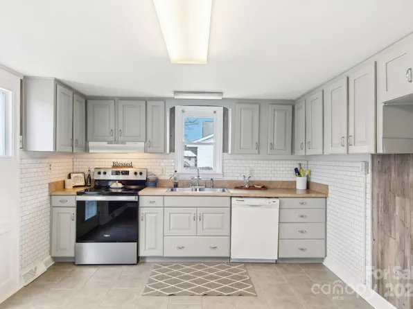 650 Camelot Dr, Waynesville, NC 28786