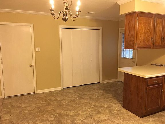Eat-In Kitchen