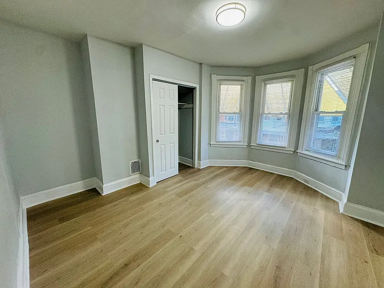 1415 N Hobart St — Photo 16