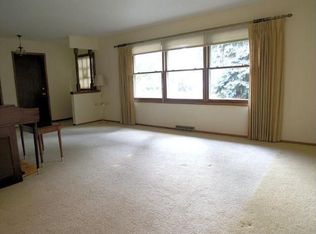 1827 Cottonwood Dr, Waukesha, WI 53189