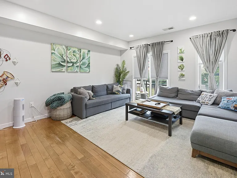 2568 Collins St — Photo 3