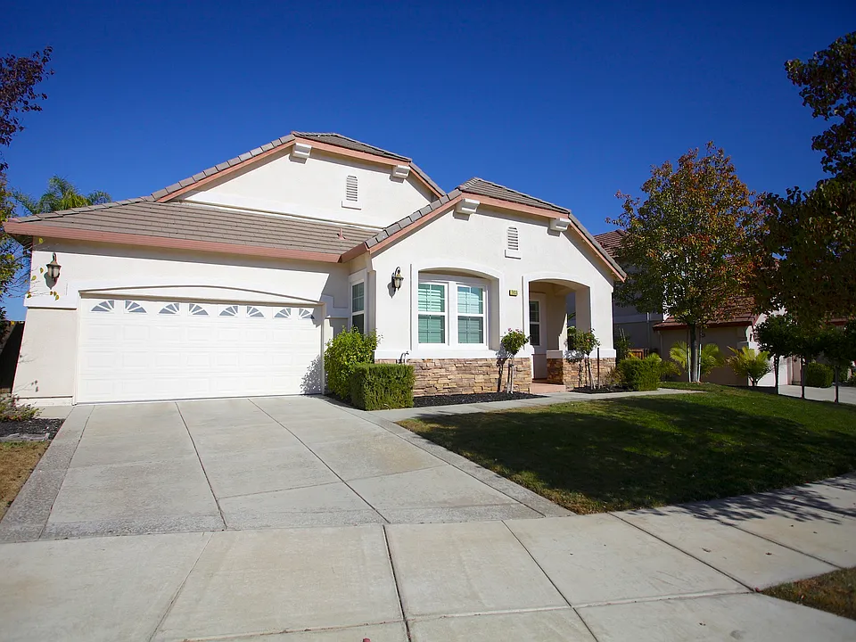 2635 Torrey Pines Dr