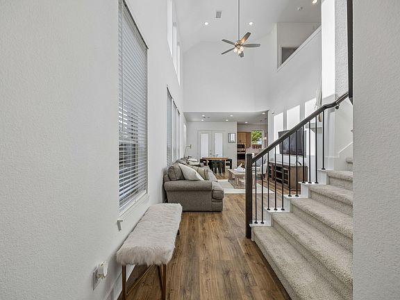 3rd image of 1133 Queensdown Way