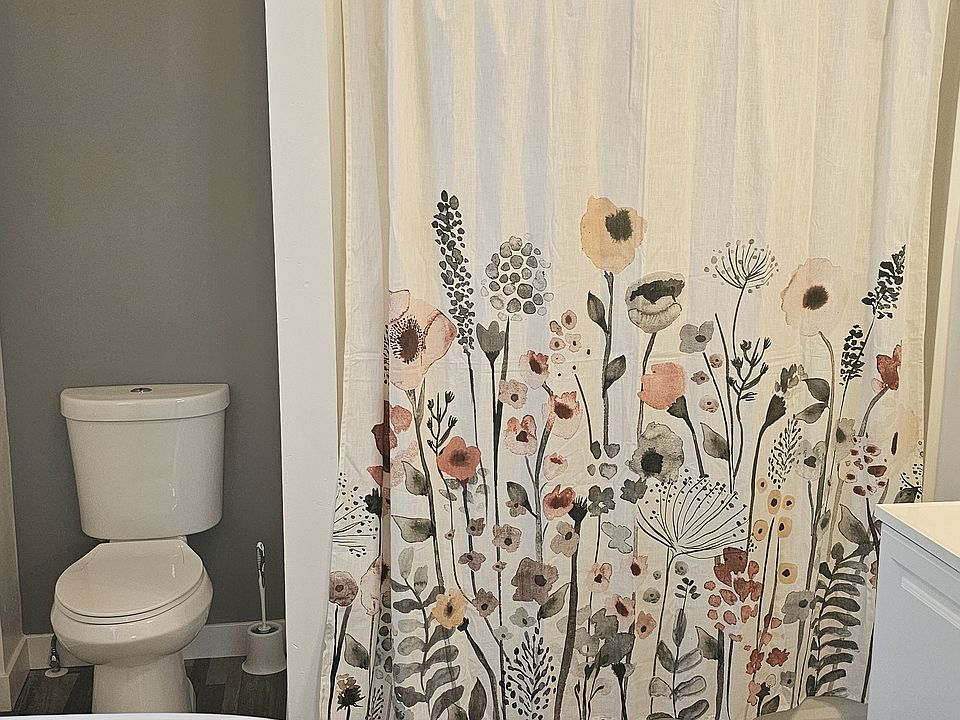Large bathroom with full size washer/dryer