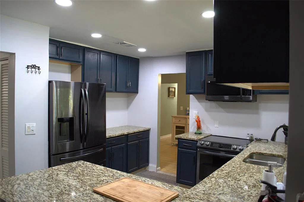 3 bed, 2.0 bath, 1589 sqft, $4,000 — Photo 2