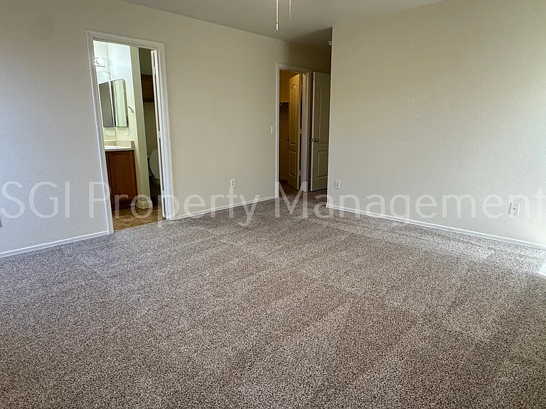 2407 W Mobile Ln — Photo 8