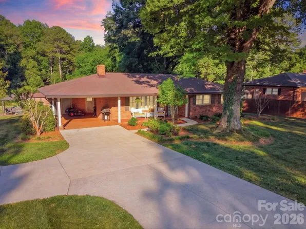 1556 Nottingham Dr, Newton, NC 28658