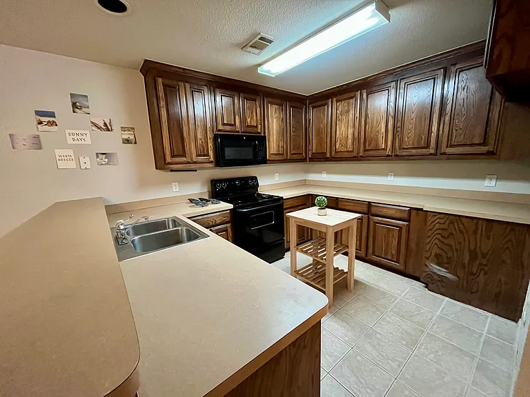 1204 Mulkey Ln — Photo 2