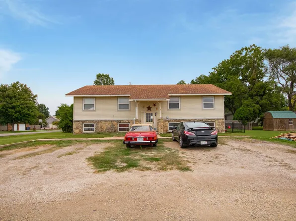 124 W 8th St, Douglass, KS 67039