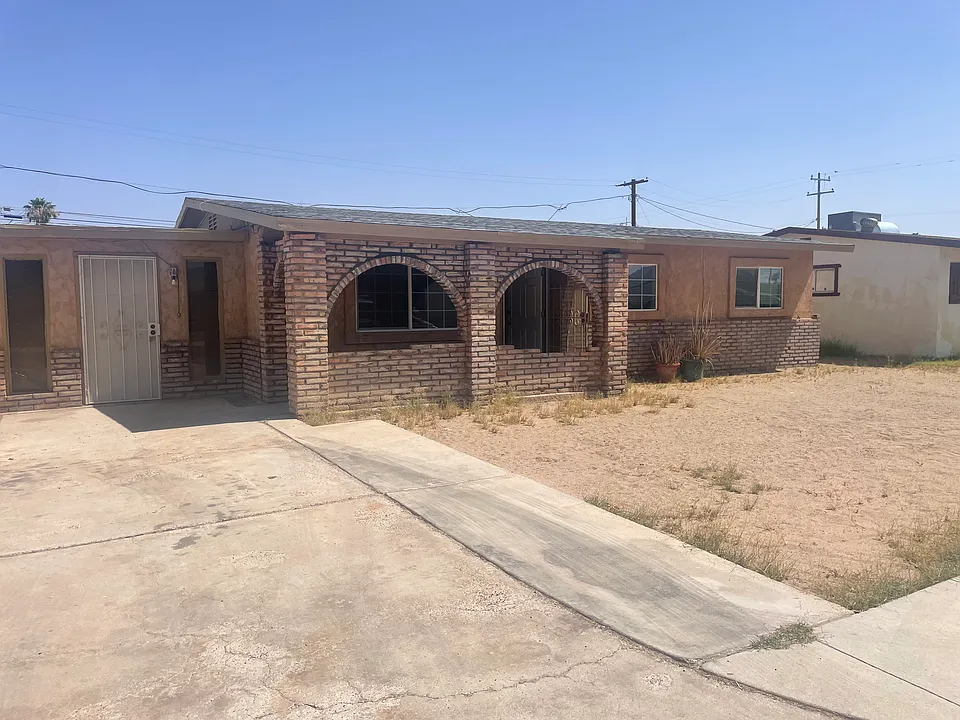 2082 E 25th Pl