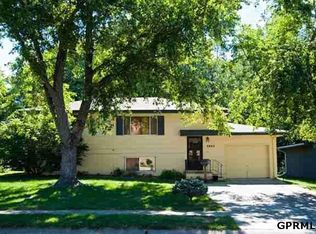 4865 Oaks Ln, Omaha, NE 68137