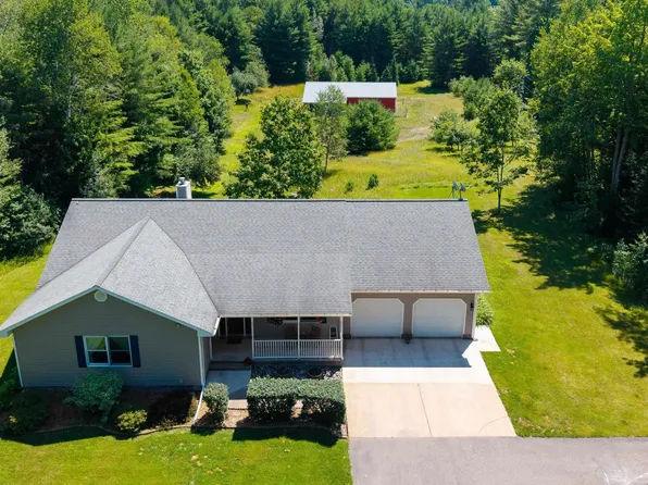 440 Foster Creek Dr, Marquette, MI 49855